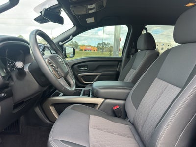 2024 Nissan TITAN Crew Cab SV 4x2