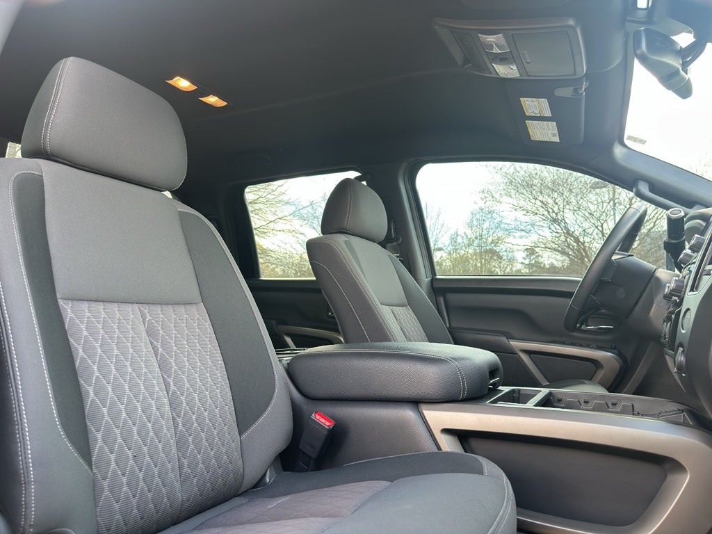 2024 Nissan TITAN Crew Cab SV 4x2