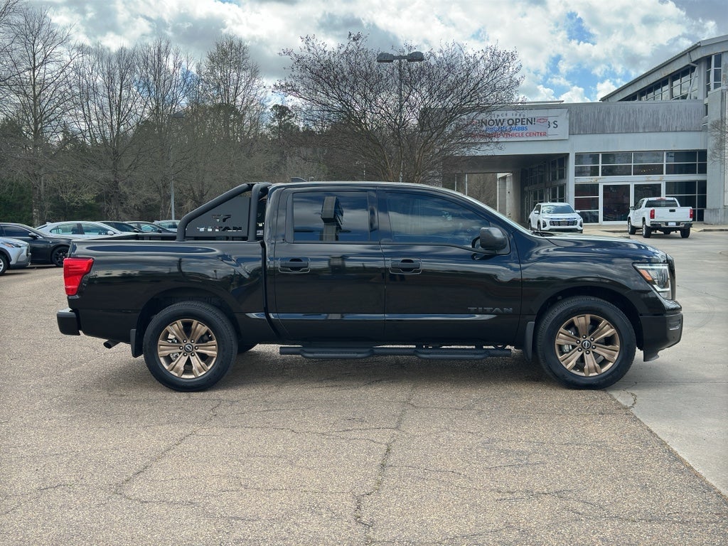 2024 Nissan TITAN Crew Cab SV 4x2
