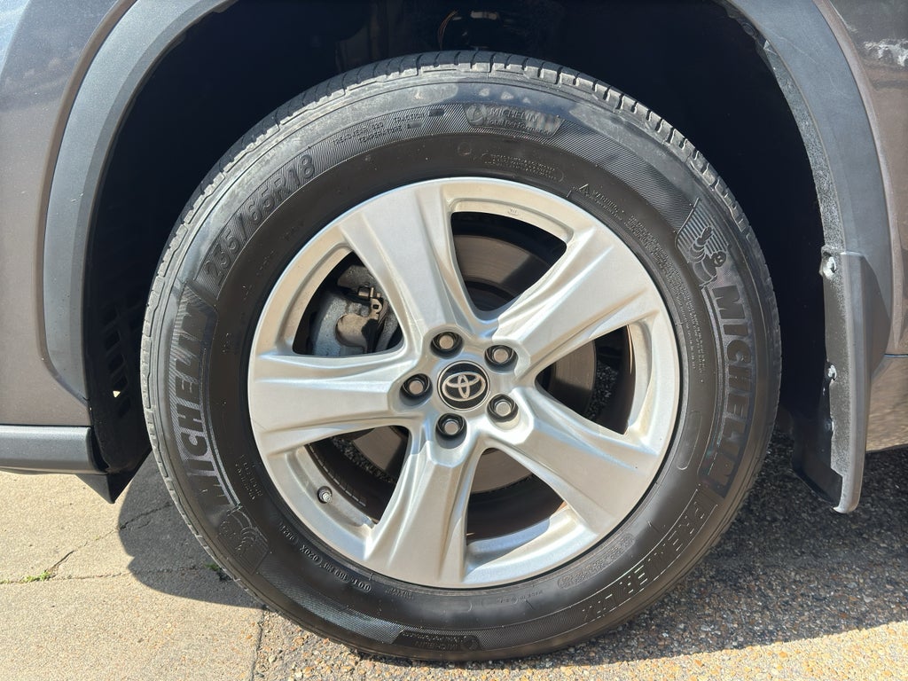 2024 Toyota Highlander LE